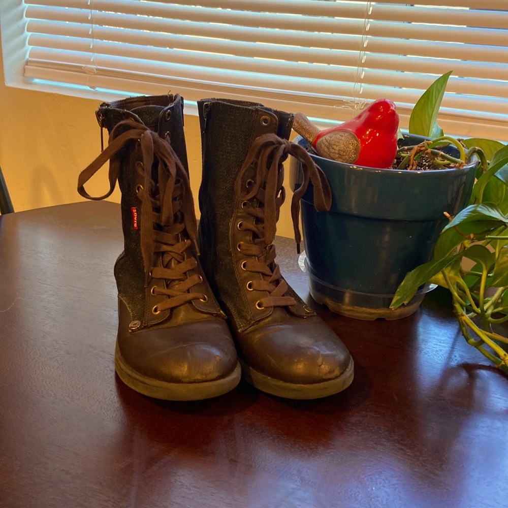 Levis worn sipper and tie boots.